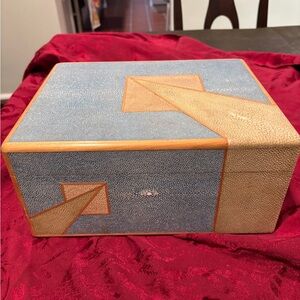 Elegant Shagreen(stingray) cigar box with humidor. Cigar2 levels. Sold in Europe